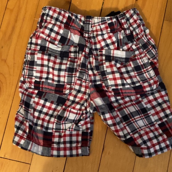 Toddler boy Gymboree plaid shorts - Picture 2 of 2